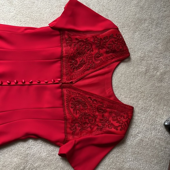 DONNA MORGAN red crepe dress with netted lace and sequin back. Faux button back. - Picture 5 of 8